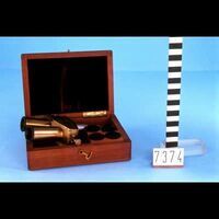 Voorwerpen\7300\7374.jpg; V07374; ; Binoculair oculair in kistBinocular ocular in box